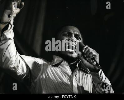 6. Juni 1971 - singt Joe Frazier. Boxweltmeister im Schwergewicht Joe Frazier, abgebildet auf der Bühne bei seinem Gesang Auftritt im Teatro Granada tuten, letzte Nacht. Er wurde von seinen Musikern unterstützt. Stockfoto