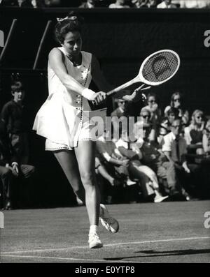 6. Juni 1971 - Wimbledon Tennis Championships Ind Tag Virginia Wade G.B.V.P. Hogan USA: Foto zeigt Virginia Wade G.B. im Spiel Stockfoto