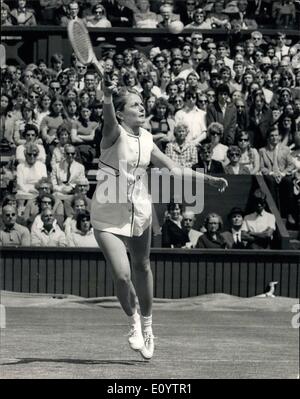 6. Juni 1971 - schlägt Tennis am Wimbledon.Miss Goolagong Mr.Gunter. Foto zeigt Mrs.K.Gunter(U.S.), in spielen gegen Miss E. Goolagong(Australia) in Wimbledon heute. Miss Goolagong gewonnen. Stockfoto