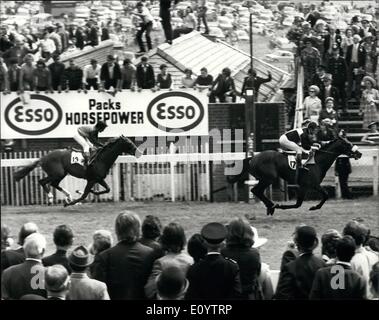 6. Juni 1971 - Mill Reef gewinnt das Derby: Keystone Mill Reef, geritten von G. Lewis, gesehen gewann das Derby mit zwei Längen von Linde (D. Keith) in Epsom heute zeigt. Stockfoto