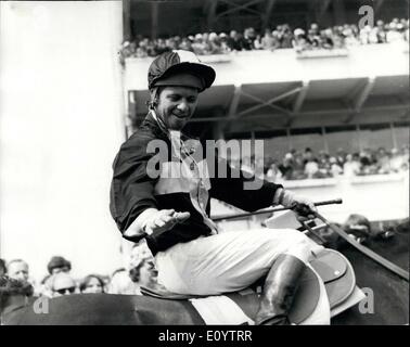 6. Juni 1971 - Mill Reef gewinnt das Derby-Lächeln von der siegreichen Jockey: Keystone Foto zeigt Geoff Lewis ist alles Lächeln nach Stockfoto