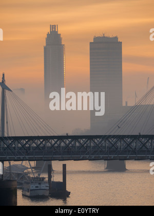 Großbritannien, England, London, Hungerford Bridge und Vauxhall Turm Sonnenuntergang Stockfoto