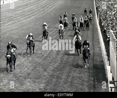 6. Juni 1971 - Mill Reef gewinnt das Derby: Bild zeigt: die Szene am Ensom heute als Mill Reef, geritten von G. Lewis (links) gewinnt das Derby von Linde (D. Keith) auf rechts, 2., und Iren ball (A. Gilbert) 3. (auf der linken Seite hinter Mill Reef) Stockfoto