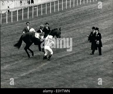 6. Juni 1971 - Mill Reef gewinnt das Derby. Bourbon wirft Jockey während der Parade: Bourbon, warf die französische Pferd seine Jockey, F. Kopf, während der Parade für die heutige Derby in Epsom. Bourbon war schließlich stieg aber beendete nicht vermittelten. Bild zeigt: Der Vorfall als jockey F.. Kopf wurde sein Reittier, Bourbon, während der Parade vor dem heutigen Derby geworfen. Stockfoto