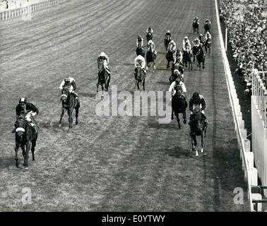 6. Juni 1971 - Mill Reef gewinnt das Derby: Foto zeigt die Szene des Epsom heute als Mill Reef, geritten von G.Lewis (links) das Derby von Linde (D.Keith) rechts gewinnt, 2., und irischen Ball (A.Gilbert), 3. (auf der linken Seite hinter Mill Reef) Stockfoto