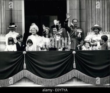 6. Juni 1971 - The Queen nimmt die Salute bei The Trooping die Farbe Zeremonie: Anlässlich der offiziellen Geburtstag der Königin heute den Gruß an der Zeremonie Trooping Farbe nahm marschierten durch das 2. Bataillon Grenadier Guards auf Horse Guards Parade. Foto zeigt: die Queen und Prinz Philip winken die Massen vom Balkon des Buckingham Palace, begleitet von anderen Mitgliedern der königlichen Familie, einschließlich; (V.l. R.) Prinzessin Anne, Königin Elizabeth, die Königinmutter, die Herzogin von Gloucester, der Herzog von Kent und Prinzessin Margaret. Stockfoto