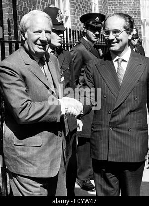 28. Juni 1971 - gilt London, England, Vereinigtes Königreich - Großbritanniens Premierminister EDWARD HEATH, Gruß, Italiens Ministerpräsident EMILIO COLOMBO, nachdem er auf Platz 10, Downing Street zu Gesprächen kommt. Stockfoto