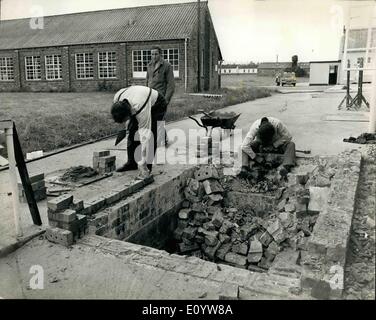 7. Juli 1971 - Bau Gefangenen Midlands Gefängnis, das heute offiziell eröffnet wurde. Herr Mark Carlisle, M.P. parlamentarischer Staatssekretär, Home Office, eröffnete heute offiziell Ranby Gefängnis, in der Nähe von East Ratford, Nottinghamshire, die schließlich 370 Männer beherbergen wird. Gefangene in Gebäude Fähigkeiten bei anderen Midland-Gefängnissen ausgebildet unterstützen bei der Umwandlung von Ranby, eine ehemalige Armee-Camp zu einer Kategorie "C" Gefängnis zu einem Preis von etwa $ 1,6 Millionen Stockfoto