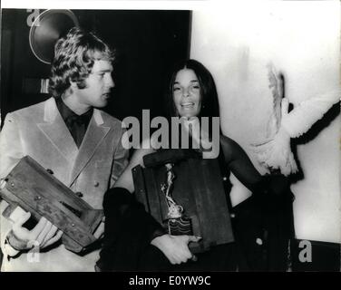 7. Juli 1971 - David von Donatello Film Awards: Ali Macgraw und Ryan O'Neill, Stars des Films "Love Story" - mit ihren Trophäen nach der David von Donatello Film Awards-Verleihung in Rom abgebildet. Die Veranstaltung, um Gelder für die Wiederherstellung der Kunstschätze in der '' Sucola Grande Di San Marco in Venedig wurde geplant, um Italien in Hand mit anderen Nationen zu setzen, die Leistungen zur Unterstützung der sterbenden Lagunenstadt großzügig eingerichtet haben. Stockfoto