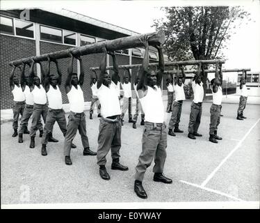 7. Juli 1971 - Männer des Ghana Armee schwerfällige Up in Aldershot: Foto zeigt Lumbering oben in Aldershot - Männer des 2. Bataillons und der Airborne-Gesellschaft von Ghana Armee, in Großbritannien für einen Monat Training auf Austauschbasis mit britischen Truppen, einschließlich das 3. Bataillon Fallschirmjäger-Regiment, die in einer Dschungel-Ausbildung in Ghana sind. Stockfoto