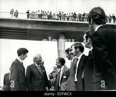 7. Juli 1971 - der Premierminister eröffnet der Tonbridge Bypass: der Ministerpräsident, Herr Edward Heath, eröffnete heute offiziell die 51/2 Millionen Tonbridge Umgehungsstraße in Kent. Die neue Umgehungsstraße ist 16 Meilen lang und verbindet sich mit den bereits in Betrieb sieben Eichen-Bypass. Foto zeigt Herrn Heath einige der Arbeiter beschäftigt sich auf das Projekt am Südende des neuen Tonbridge Bypass, beobachtet von der Öffentlichkeit am Kreisverkehr oben erfüllt. Stockfoto