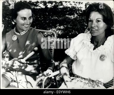 2. August 1971 - ihre Ehemänner sind auf dem Mond: während einer Konferenz für Radio in Cape Kennedy, Florida im Bild, sind die Frauen der amerikanischen Apollo 15 Astronauten jetzt den Mond zu erforschen. Rechts ist Frau Mary Ellen Erwin, Ehefrau von Lieutenant Colonel James Irwin, Pilot der Mondlandefähre und links ist Frau Ann Lurton Scott, Frau des Oberst David Scott, der Kommandant der Mission. Stockfoto