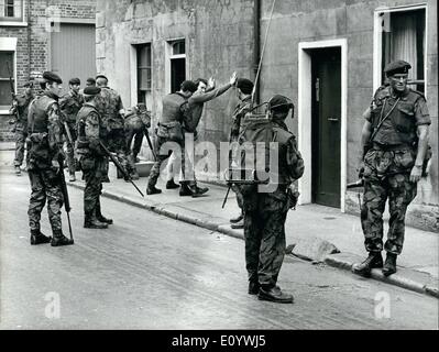 8. August 1971 - Szenen In unruhigen Ulster. Die Gewalt in Ulster über die Politik der Internierung ohne Gerichtsverfahren ungebrochen ist. Drei Männer und ein Jugendlicher wurden in Belfast Feuergefechten erschossen bringt die Zahl der Todesopfer seit Montag bis 22. Foto zeigt:-ein Zivilist ist gefilzt, bei einer Durchsuchung in Belfast gestern von der Armee durchgeführt. Stockfoto