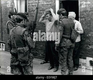 8. August 1971 - Szenen In unruhigen Belfast. Die Gewalt in Ulster über die Politik der Internierung ohne Gerichtsverfahren ungebrochen ist. Drei Männer und ein Jugendlicher wurden in Belfast Feuergefechten erschossen bringt die Zahl der Todesopfer seit Montag bis 22. Foto zeigt:-ein Zivilist ist von der Armee in Belfast gestern gesucht. Stockfoto