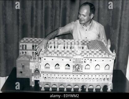 8. August 1971 - von kleinen Steinen 34-Year-Old Hartel aus Köln (Westdeutschland) wurde kopiert viele Histeric Gebäude bereits: Paläste, Schlösser, Kirchen etc.. Sein letzte Werk ist die Nachahmung des herzoglichen Palastes in Venince (Foto), die ihm 80 Stunden dauerte. Er besitzt etwa 15.000 dieser wenig spezielle Steine (die sind nicht mehr heute produziert und sind daher sehr schwer zu bekommen und sehr teuer). Nachdem er ein Modell fertig ist, fotografiert er es - nach einer kurzen Zeit, die er es wieder zerfällt, um Material für neue Werke zu haben. Stockfoto