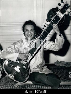 8. August 1971 - Ravi Shankar kommt In London: Ravi Shankar ist angekommen London nach zwei Konzerte im Madison square Garden am 1. August, George Harrison und Ringo Starr zugunsten der Bangla Desh Fonds. Sonntag, den 22. August wird er ein Konzert in der Albert Hall n Te. Bild zeigt: Ravi Shankar abgebildet auf einer Pressekonferenz am Hyde p [Arche Hotel London, heute. Stockfoto