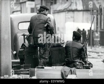 8. August 1971 - Szenen In unruhigen Belfast: Die Gewalt in Ulster über die Politik der Internierung ohne Gerichtsverfahren ungebrochen ist. Drei Männer und ein Jugendlicher wurden in Belfast Feuergefechten erschossen bringt die Zahl der Todesopfer seit Montag bis 22. Das Foto zeigt Soldaten auf die Warnung in Belfast gestern. Stockfoto