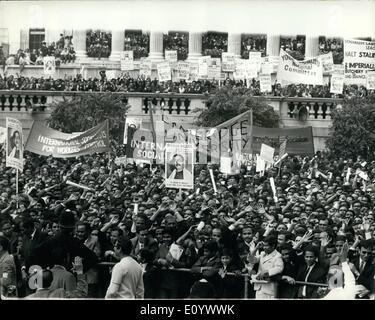 8. August 1971 - erkennen Bangladesch Rallye auf dem Trafalgar Square: eine große Kundgebung fand auf dem Trafalgar Square heute Nachmittag durch Aktion Bangladesch, Aufruf, um Völkermord und erkennen Bangladesch zu stoppen. Foto zeigt einen allgemeinen Überblick über die große Menschenmenge, die Teilnahme an der Kundgebung auf dem Trafalgar Square heute. Stockfoto