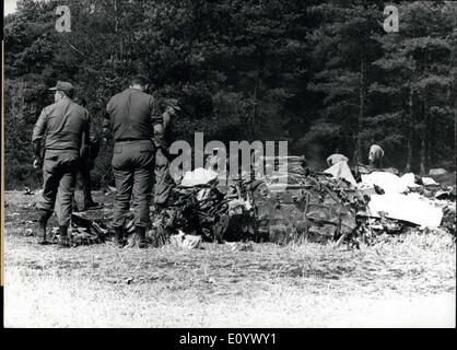 19. August 1971 - bis jetzt schlimmsten Helikopter Unfall IN WEST-Deutschland: Während die Kasse jetzt schlechtesten Hubschrauberunfall...... in der Bundesrepublik Deutschland am 18. August 1971 37 amerikanische Soldaten starben in der Nähe von Pegnitz. Die meisten von ihnen verbrannt, nachdem die Maschine abstürzte. In Höhe von etwa 300 Yards brachen beide Rotorblätter ab. Der Grund für die Katastrophe ist noch nicht klar. Der Hubschrauber war die Crew von vier Männern und 33 Soldaten, die an Flughäfen in den USA Grafenwohr aus Ludwigsburg transportiert werden sollten. Niemand konnte gerettet werden. Es ist noch nicht klar, ob der Hubschrauber bereits in der Luft oder nach dem Absturz explodierte. OPS Stockfoto