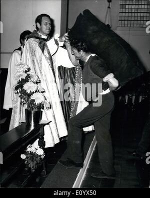 Sept. 09, 1971 - Workers Dankgottesdienst: Abnahme einige beste Haushalt Nüsse auf dem Altar der St. Barnabas Kirche in der G.L.C. Downham Sozialsiedlung gestern - RT. Rev. David Sheppard, Bischof Suffragan von Woolwich, ein Geschenk von Herrn Lal Roff, 47, eine lokale machen, während der ein Arbeitnehmer Dankgottesdienst zu akzeptieren. Die Gemeinde enthalten Krankenschwestern, Dustmen und Reinigungskräfte, die ihr Handwerkszeug durchgeführt. Stockfoto