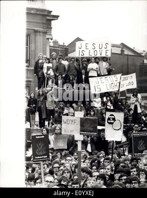 Sep 25, 1971 - Festival of Light Rally auf dem Trafalgar Square: Tausende von Menschen versammelten sich am Trafalgar Square heute für die Festival der Licht-Rallye, wo eine Forderung nach einer Reform der Zensur Gesetze und ein Protest gegen die moralische Verschmutzung erfolgte. Das Foto zeigt Banner tragen Jugendliche nutzen den Brunnen am Trafalgar Square als Aussichtspunkt während der Rallye es heute. Stockfoto