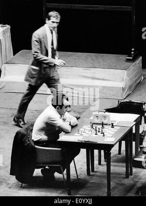 4. Oktober 1971 - Buenos Aires, Argentinien - ehemalige Welt Schach Weltmeister BOBBY FISCHER der Vereinigten Staaten, in Japan verhaftet und wollte in seinem Heimatland seit 1992 für das Brechen eines internationalen Embargos für das ehemalige Jugoslawien ist weithin als einer der brillantesten Köpfe der Sport aller Zeiten. 1972 in Helsinki das amerikanische Genie brach 24 Jahre der sowjetischen Dominanz durch Sieg über Boris Spassky, und holte eine Weltmeisterschaft Stockfoto