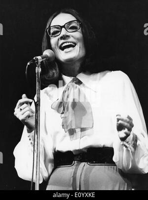 8. Oktober 1971 - Paris, Frankreich - Sängerin NANA MOUSKOURI singt auf der Bühne bei einem Auftritt im Olympia Theatre. Stockfoto