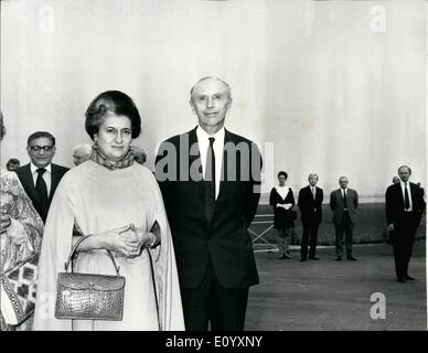 10. Oktober 1971 - Mrs Gandhi kommt In London: Frau Indira Gandhi, der Premierminister von Indien, ist heute in London am Flughafen angekommen. Sie war nicht am Flughafen von Sir Alec Douglas-Home, Außenminister. Foto zeigt Frau Indira Gandhi bei ihrer Ankunft am Flughafen Heathrow heute abgebildet. Stockfoto