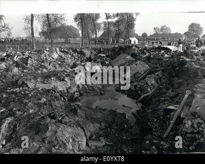 10. Oktober 1971 - Absturz 63 tot im Flugzeug; Alle 63 Personen an Bord einer British European Airways Avantgarde starb, als das Flugzeug am Samstag in der Nähe des Dorfes Aarsele, 12 Meilen von Gent, Belgien stürzte. Das Flugzeug war auf einem Linienflug nonstop von Heathrow nach Salzburg. Foto zeigt Wrack des Flugzeugs nach dem Absturz in Belgien. Stockfoto