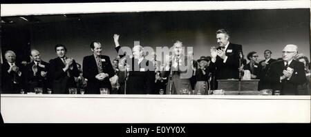 15. Oktober 1971 - Parteitag der Konservativen in Brighton Standing Ovations für Mr Barbier.: Foto zeigt gestern gab es Standing ovations für Mr Anthony Barber, der Kanzler des Finanzministeriums (hochhalten Arm, im Zentrum), nach seiner Rede auf dem Parteitag der Konservativen in Brighton. Stockfoto