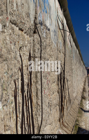 Der Rest der Berliner Mauer neben "Topographie des Terrors" Ausstellung im ehemaligen Gestapo Hauptquartier Boden, Berlin. Stockfoto