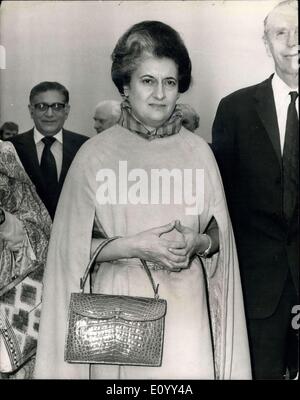 29. Oktober 1971 - Indira Gandhi kommt In London: Frau Indira Gandhi, der Premierminister Indira am Flughafen London ist heute angekommen. Sie war im Douglas Rome, Außenminister traf. Foto zeigt Frau Indira Gandhi bei ihrer Ankunft am Flughafen Heathrow heute abgebildet. Stockfoto