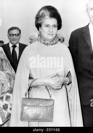 Premierministerin Indira Gandhi kommt in London Stockfoto