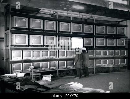 11. November 1971 - The Television centre auf dem Olympiagelände: niemand wird so viel von den Olympischen Spielen im August/September 1972 als die Techniker gerade diese 48 Monitore im eigens dafür gebauten TV-Zentrum für die Olympischen Spiele in München sehen. Diese Kontrollraum wird '' Gehirn '' des besonderen internationalen tv sein. Sehr große Studien, Verstärkung, Stationen und mehr Kontrollraum sind noch gebaut werden. Der deutschen tv-Konzern allein wird mit 13 zusätzlichen Programme in Farbe zu bewältigen und 60 Kommentare in jeder Sprache werden von hier aus übertragen werden. Stockfoto