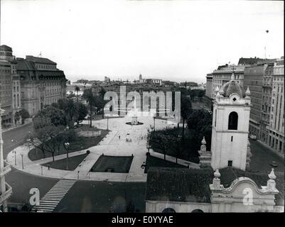 11. November 1971 - Argentinien - Buenos Aires: Gesamtansicht von der Plaza de Mayo mit Casa Rosada in Hintergrund und anderen offiziellen Gebäuden rund um die Plaza. Hinter dem Fluss. Stockfoto