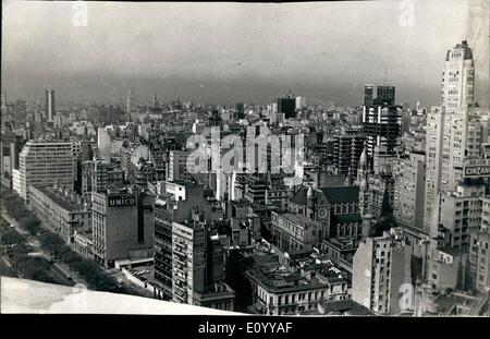 11. November 1971 - Argentinien - Buenos Aires: Teilansicht der Stadt Buenos Aires, auf der Suche aus dem Hafengebiet in die Mitte. Am rechten Cavannagh Gebäude. Stockfoto