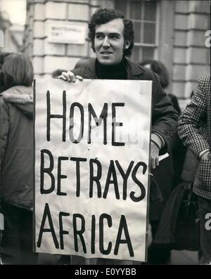 11. November 1971 - SIR ALEC Berichte über Rhodesien Vereinbarung. DEMONSTRANTEN IN WHITEHALL. Eine Vereinbarung, die sechs-jährigen Verfassungsstreit zwischen Großbritannien und Rhodesien zu beenden wurde gestern in Salisbury von Sir Alec Douglas-Home und Mr. Ian Smith unterzeichnet. Sir Alec ging entlang bis Nr. 10 Downing Street an diesem Morgen Bericht Ministerkabinetts zu vor Abgabe einer Erklärung später in die Commons. KEYSTONE-FOTOSHOWS:-PETER HAIN, Vorsitzender der jungen Liberalen, ein Plakat mit der Aufschrift tragen: "Hause verrät Afrika '' - in Whitehall heute. Stockfoto