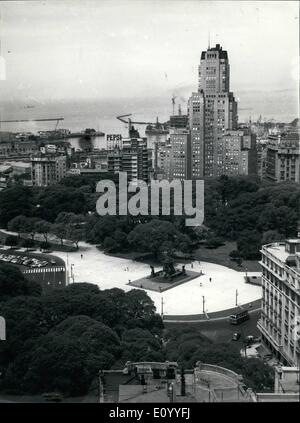 11. November 1971 - Argentinien - Buenos Aires: Blick auf die Plaza San Martin mit dem Denkmal von der Argentinien nationale Held, General San Martin, im Hintergrund das Cavannagh Gebäude, den Rio De La Plata ist im Hintergrund. Stockfoto