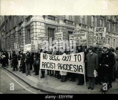 11. November 1971 - berichtet Sir Alec von Rhodesien Vereinbarung. Demonstranten in Whitehall.: eine Vereinbarung, die sechs-jährigen Verfassungsstreit zwischen Großbritannien und Rhodesien zu beenden wurde gestern in Salisbury von Sir Alec Douglas - Home und Herr Ian Smith versengt. Sir Alec ging entlang, Nr. 10 Downing Street heute Morgen zu berichten, Kabinettsminister vor Abgabe einer Erklärung später in die Commons. Foto zeigt eine Gruppe von Demonstranten, Anti-Apartheid - heute in Whitehall abgebildet. Stockfoto