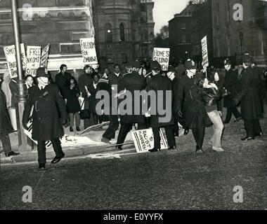 11. November 1971 - Rhodesien unterzeichnet. Herr Heide geht zum Haus.: eine Vereinbarung, die sechs-jährigen Verfassungsstreit zwischen Großbritannien und Rhodesien zu beenden wurde gestern in Salisbury von Sir Alec Douglas - Home und Herr Ian Smith versengt. Sir Alec, der früh nach Hause zurückgekehrt ist, war an diesem Nachmittag ein Statement im House Of Commons. Foto zeigt Polizei Kampf mit einer Mädchen-Demonstranten auf der Ecke f Downing Street als Herr Heath Auto Links für das House Of Commons, wo Sir Alec Douglas - Home war ein Statement über das Abkommen von Rhodesien. Stockfoto