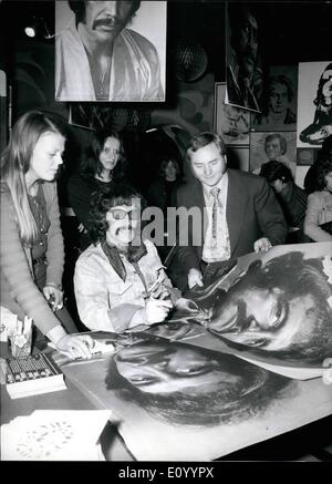 12. Dezember 1971 - Peter Wyngarde unterzeichnet seine Plakate in München: im '' Schwabing Poster''-Shop...:... Während seines Besuchs in München unterzeichnet der berühmte britische Schauspieler Peter Wyngarde (Mitte) seine Plakate! Die Star ist bekannt auch in der Bundesrepublik Deutschland wegen seine Rolle als '' Jason King'' in der TV-Serie '' Abteilung S''. Peter Wyngarde kam in München wegen der Gala-Abend: das goldene lo'', wo in den Circus Krone eine Menge von Sternen eine Leistung als Clowns, Seil Tänzerin, Teaser etc. gab Stockfoto