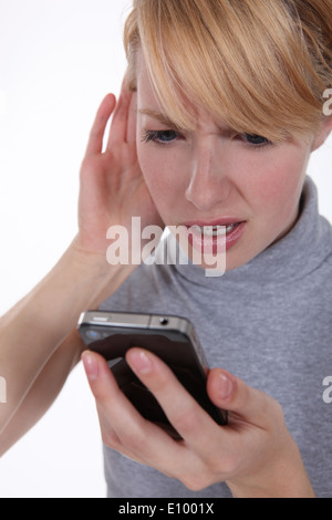 Frau, die kämpfen, um zu hören Stockfoto