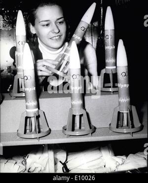 23. Dezember 1971 - der Renner für Silvester sind diese Olympia-Raketen, die sind zum Abschuß Skywards, das neue Jahr begrüßen zu dürfen. Te Raketen sind für 4 DM zu haben. Sie bald nach oben 100 Meter und sprühen Funken einen leuchtenden Schweif von Golden. An Silvester, werden viele "Urknall" erwartet, wie letztes Jahr über 1 Million Mark wurden erschossen der Luft in München allein. Stockfoto