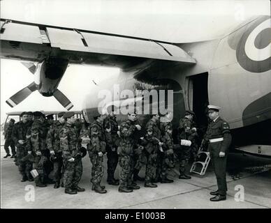 1. Januar 1972 - Grenadier Guards lassen Sie mit dem Flugzeug für Britisch-Honduras: der Versand von einer britischen naval Task Force unter der Leitung von der Flugzeugträger Ark Royal in die Karibik zur Teilnahme an kombinierten Luft, Lnd und Meer Mann Oeuvres in Britisch-Honduras Proteste aus Guatemala, die auf einem Zustand der Warnung gesetzt haben, ihre Streitkräfte verursacht hat. Foto zeigt Männer der 2n Bataillon Grenadier Guards einsteigen ein Hercules-Transportflugzeug an R.A.F Lyneham, Wilts Dschungel Übungen in Britisch-Honduras teilzunehmen. Stockfoto