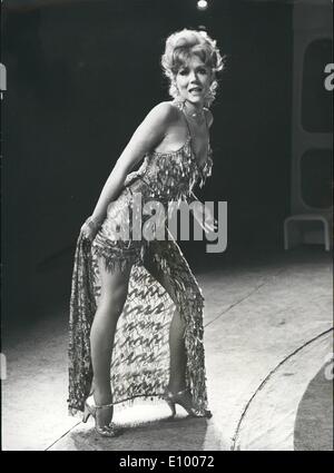 1. Januar 1972 - Diana Rigg In der National Theater-Produktion '' Jumper '' angezeigt werden. Schauspielerin Diana Rigg wird den Teil des '' Dorothy'' in der National Theatre Produktion von Stoppard '' Pullover '', spielen die am Old Vic am 2. Februar öffnet. Foto zeigt:-Diana Rigg im Bild während der Proben. Stockfoto