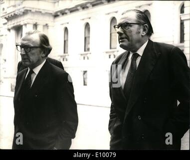 1. Januar 1972 - Kabinettssitzung am Nr. 10 Downing Street; Foto zeigt Lord Carrington (links), der Verteidigungsminister, Ankunft mit Mr. Reginald Maudling, der Innenminister für heutige Kabinettssitzung am Nr. 10 Downing Street. Stockfoto