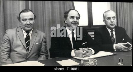 1. Januar 1972 - der zweite Tag von der bundesweit Bergmanns Strike The Coal Board Chairman gibt Pressekonferenz: nach dem zweiten Tag des bundesweiten Miner ist Streik, der Kohle-Board-Chef, Herr Derek Ezra, heute gab eine Pressekonferenz am Hobart Haus, Victoria, London. Fotoshows gesehen auf der heutigen Pressekonferenz sind (L, R) Herr W. V. Sheppard (stellvertretender Vorsitzender), Herr Derek Ezra, (Vorsitzender) und Herr Cliff Shephard (Industrial Relations Manager) Stockfoto