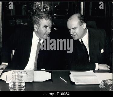 1. Januar 1972 - Kohle Strike: National Union Of Mineworkers Pressekonferenz: The National Union of Mineworkers heute eine Pressekonferenz am Stammsitz in Euston Road, London. Bild zeigt: (L, R): Herr Joe Gormley, Präsident der National Union of Mineworkers, und Mr. Lawrence Daly, allgemein - Num Sekretärin abgebildet während der heutigen Pressekonferenz. Stockfoto