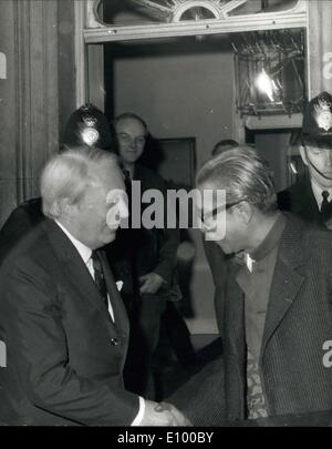 9. Januar 1972 - trifft Sheikh Mujib Herr Heide Scheich Mujibur Rahman, Führer der Bandladesh, die eine Überraschung-Ankunft in London gestern, nach seiner Entlassung aus Westpakistan gemacht. Treffen der Ministerpräsidenten Herrn Edward Heath letzte Nacht in Nr. 10 Downing street. Er führte auch Gespräche mit Mr. Wilson den Oppositionsführer. Das Foto zeigt Herrn Heath Händeschütteln mit Scheich Mujibur Ramman draußen 10 Downing street gestern Abend als er nach einem Gespräch mit Premierminister verließ. Stockfoto