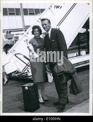 2. Februar 1972 - New York International Airport, 16 Juli. 1961. unsere Arnold Palmer, Victor den begehrten British open gold Championship gestern, hat seine attraktive Frau Winnie zeigen uns die begehrte Trophäe, die nach ihrer Ankunft über TWAs Super Jet aus London. Der sensationelle Golfer Latrobe (PA) war der erste Amerikaner, der den Titel zu gewinnen, da Ben Hogan es im Jahr 1953 hat. Stockfoto